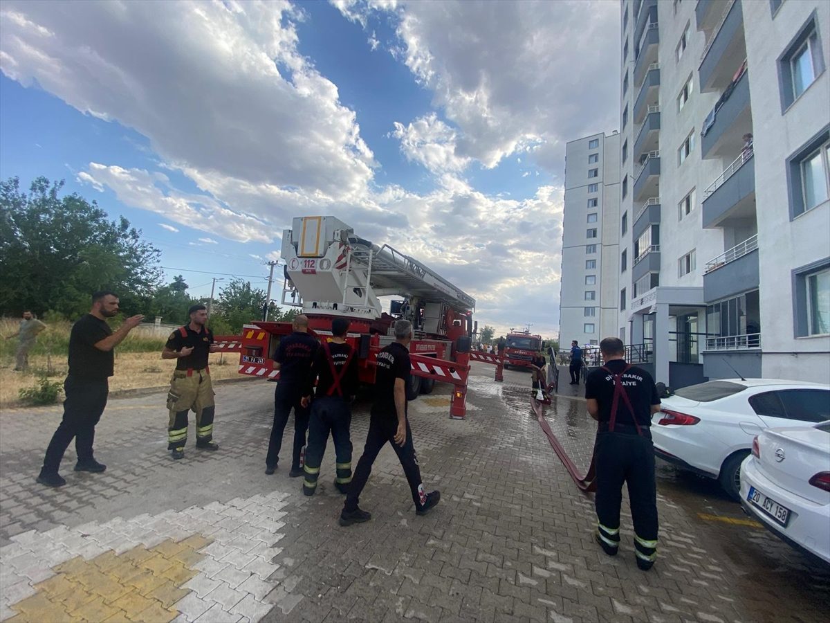 Diyarbakır’da bir apartmanda çıkan yangında 1 kişi dumandan etkilendi
