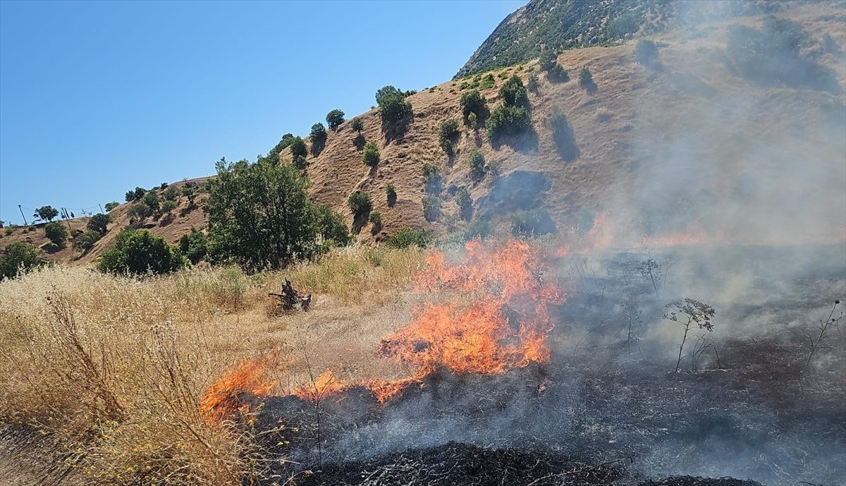 Diyarbakır’da çıkan örtü yangınına müdahale ediliyor