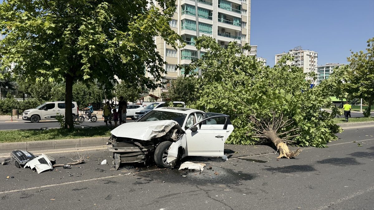 Diyarbakır’da devrilen otomobildeki 2 kişi yaralandı