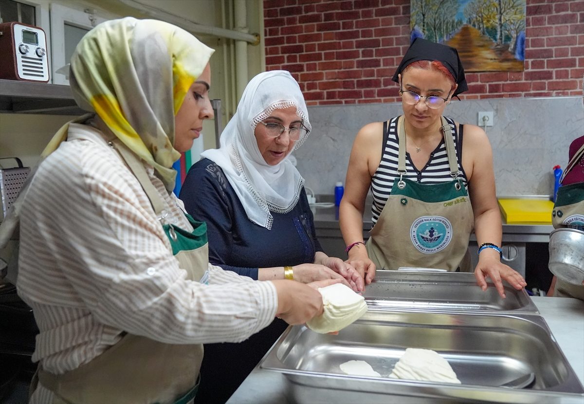 Diyarbakır’da kursiyerler geleneksel yöntemlerle peynir yapımını öğreniyor
