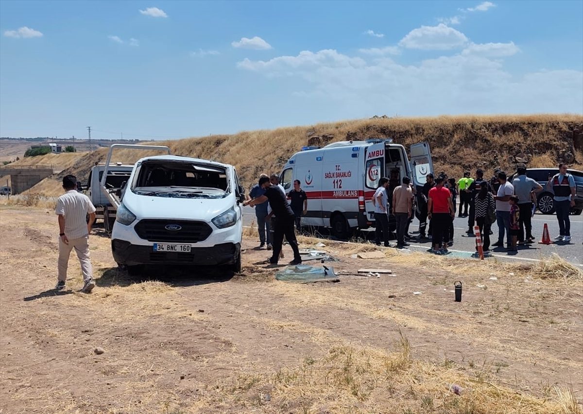 Diyarbakır’da öğrenci servisi ile otomobilin çarpıştığı kazada 19 kişi yaralandı