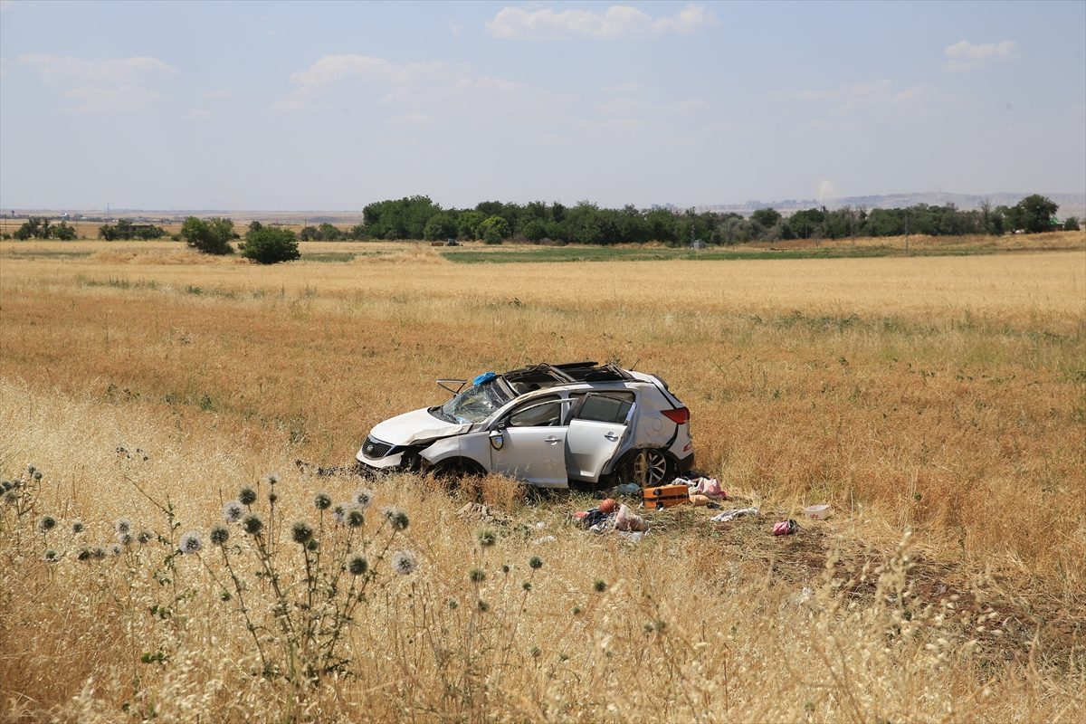 Diyarbakır’da şarampole devrilen otomobildeki 5 kişi yaralandı