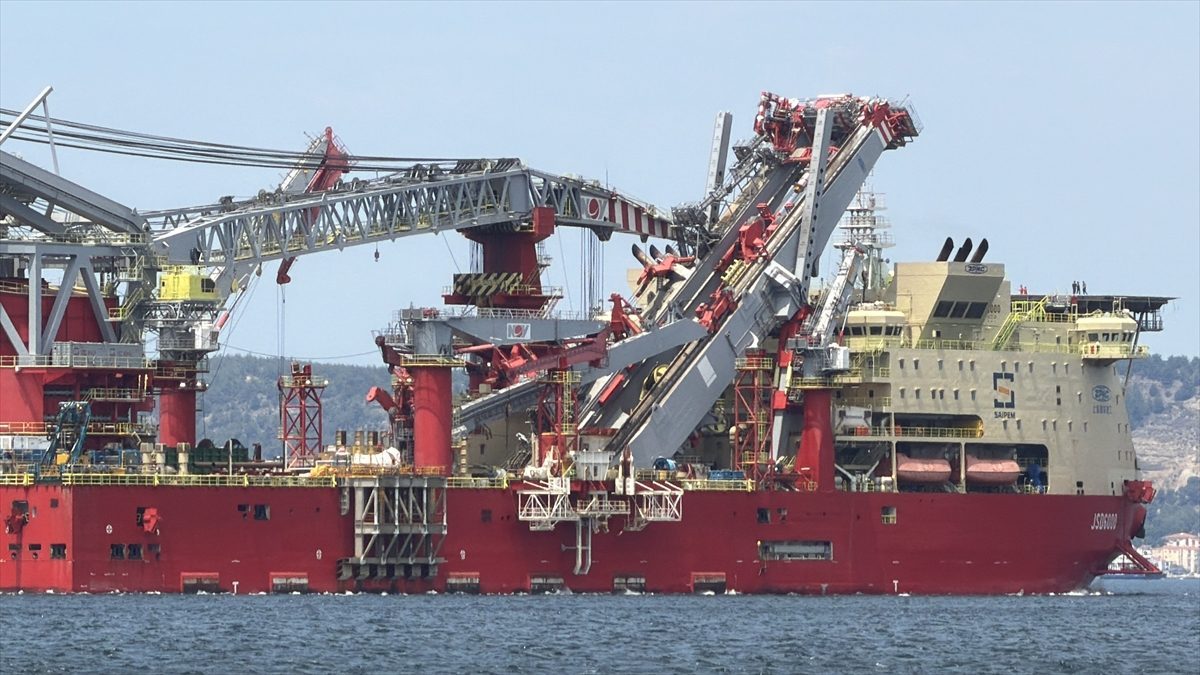 Doğal gaz boru hattı döşeme gemisi Çanakkale Boğazı’ndan geçti