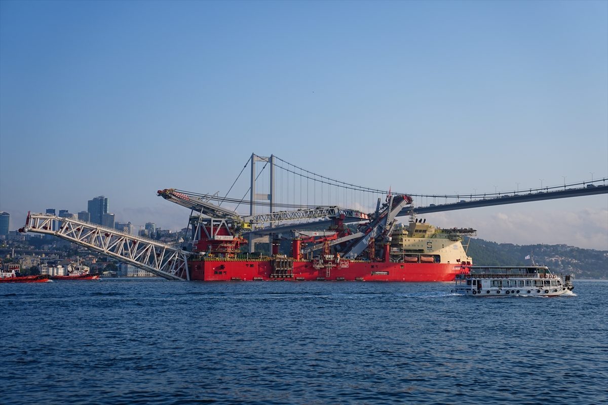 Doğal gaz boru hattı döşeme platformu İstanbul Boğazı’ndan geçiş yaptı