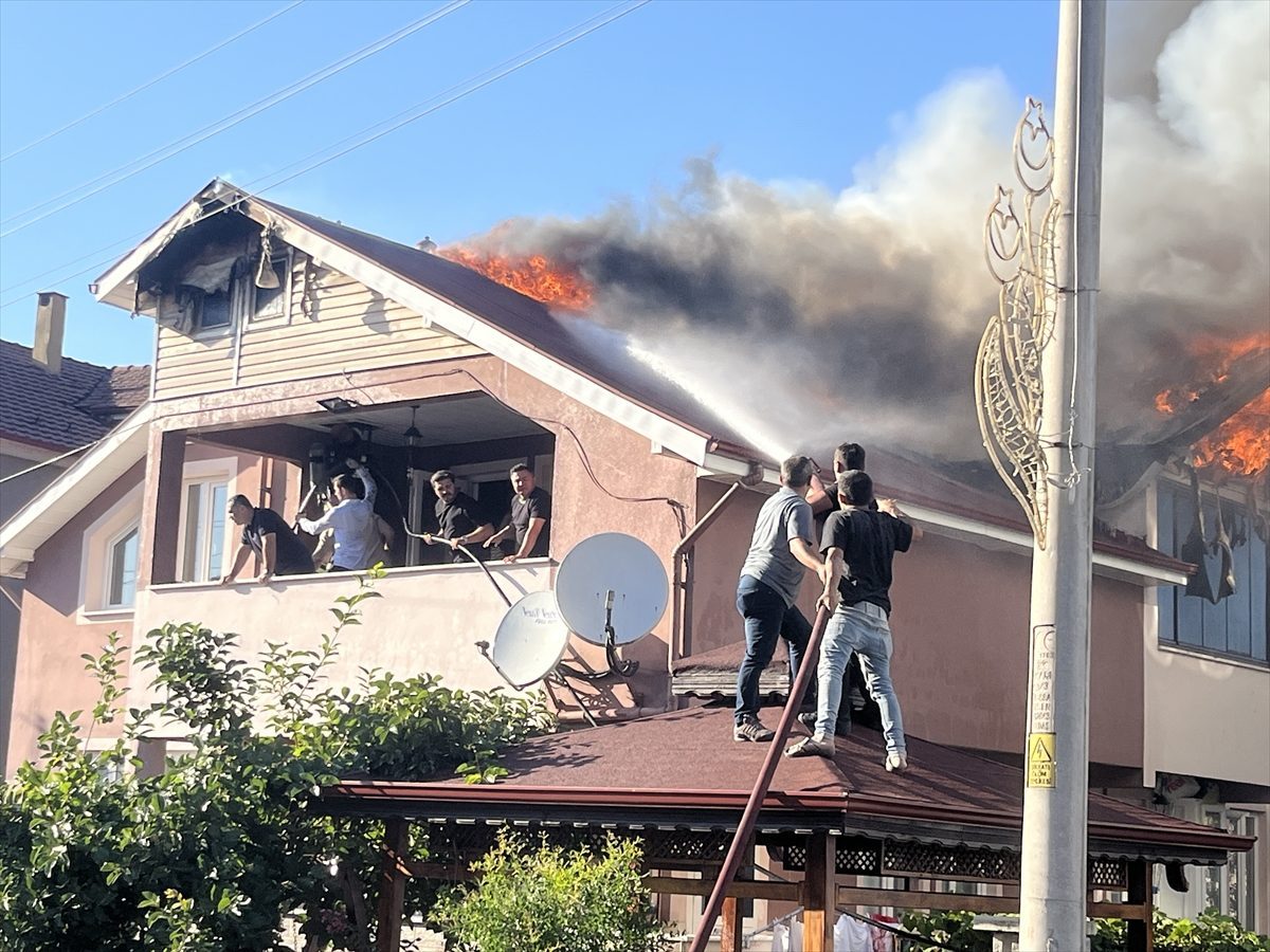 Düzce’de 2 katlı evde çıkan yangın söndürüldü