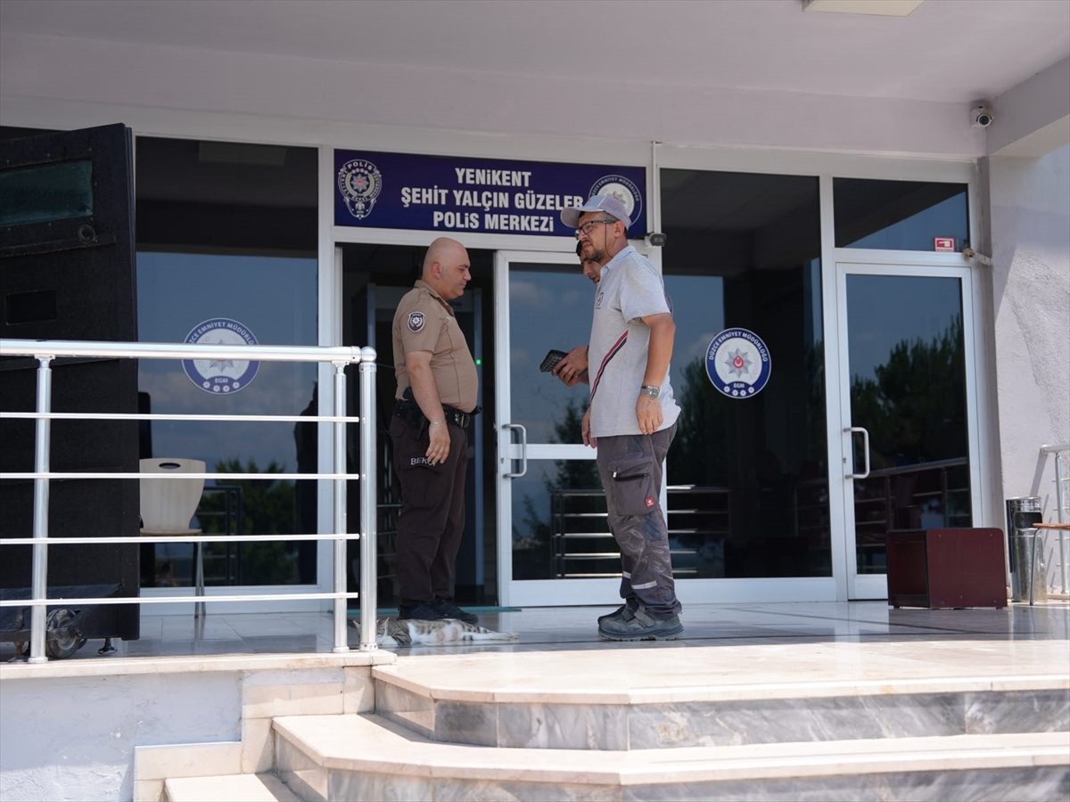 Düzce’de temizlik işçisi yol kenarında bulduğu altın dolu çantayı polise teslim etti