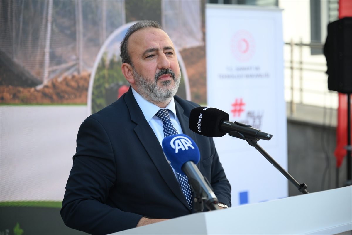 Edirne’de seraları kurulan üreticilere çapa makinesi hediye edildi