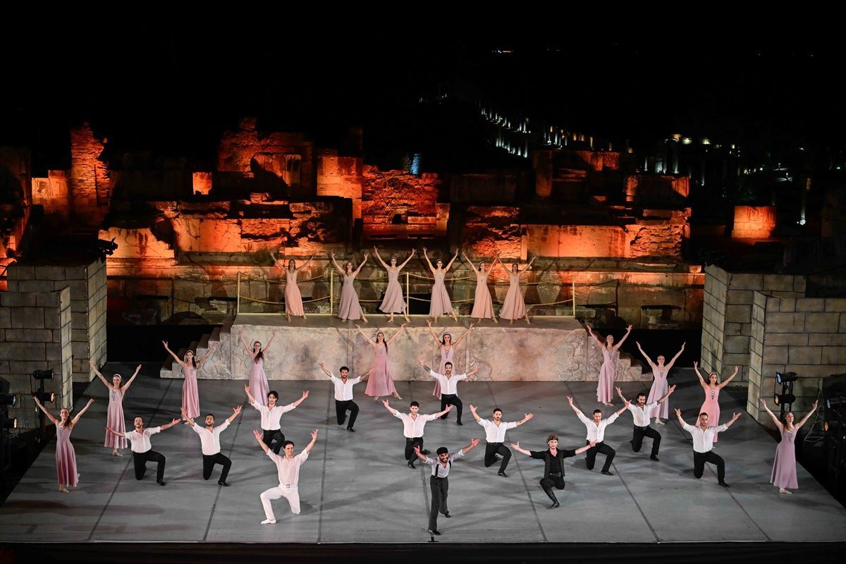 Efes Antik Tiyatro’da “Zorba” sahnelendi