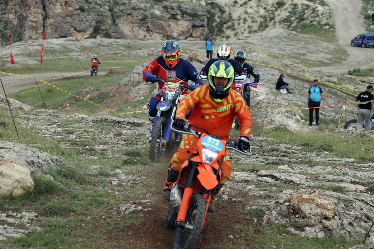 Ekstrem sporcuları volkanik Tendürek Dağı’nda sıra dışı bir deneyim yaşadı