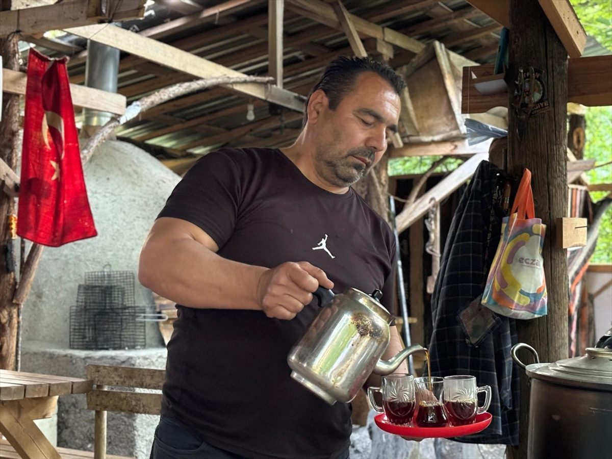 El emeğiyle kurduğu mesire alanında ziyaretçilerini ağırlıyor
