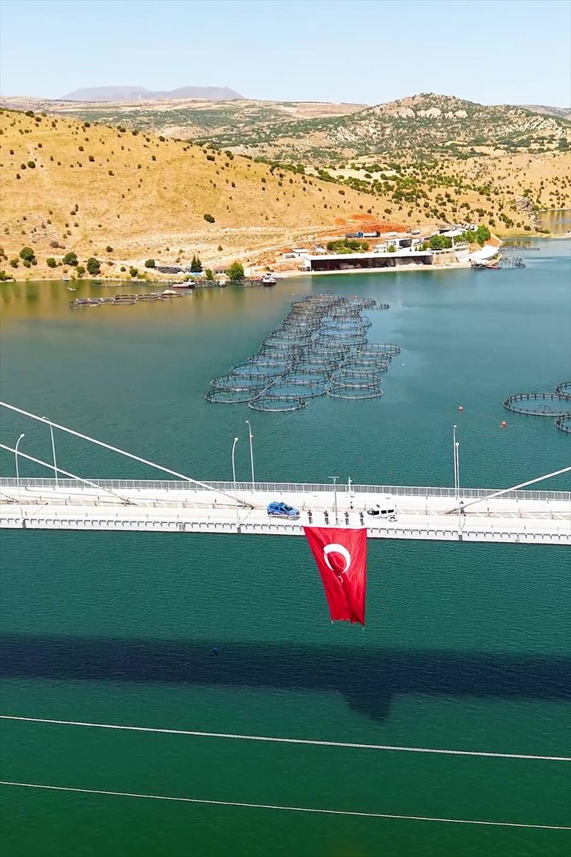 Elazığ’da 15 Temmuz şehidinin adını taşıyan köprüye dev Türk bayrağı asıldı