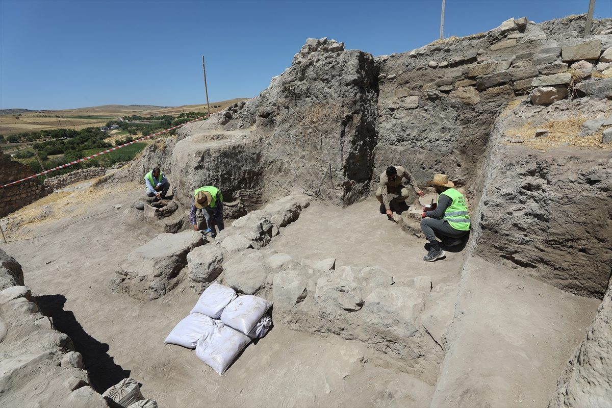 Elazığ’da arkeolojik kazılarda 5 bin yıllık tapınak alanı, sunaklar ve kutsal ocaklar bulundu