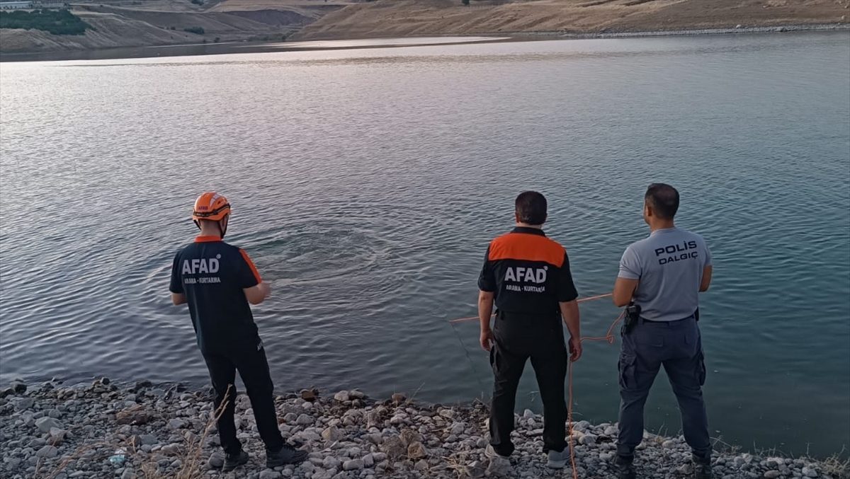 Elazığ’da baraj gölüne giren genç boğuldu