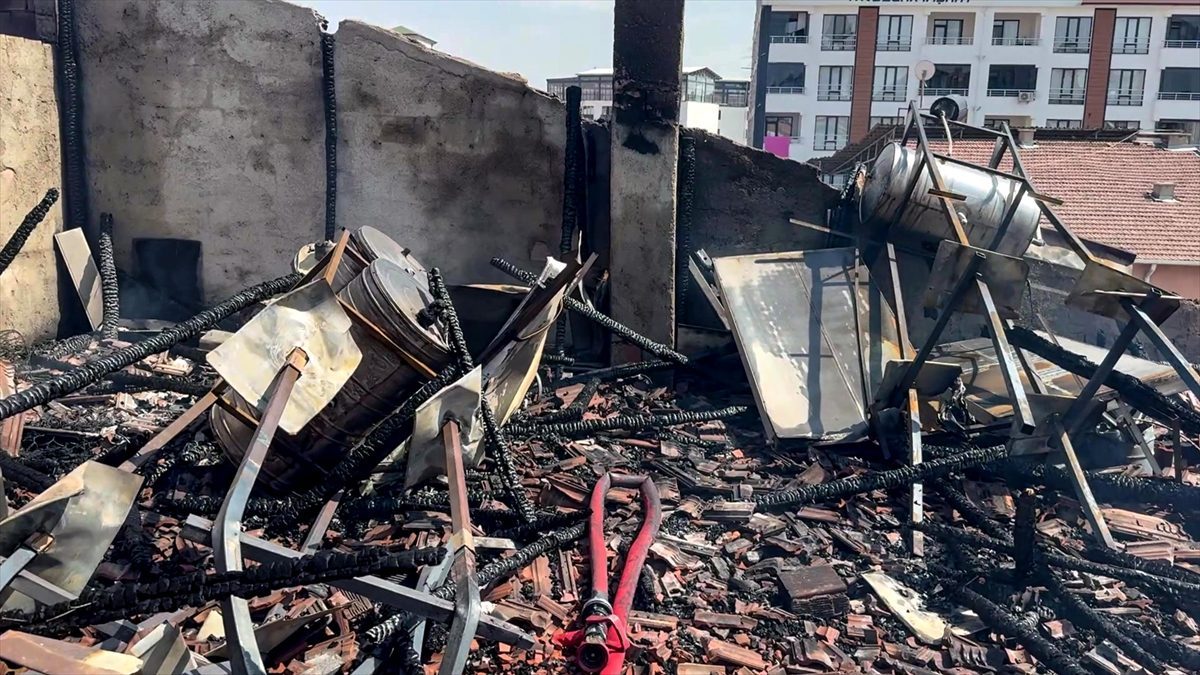 Elazığ’da bir apartmanın çatısında çıkan yangında 1 kişi dumandan etkilendi
