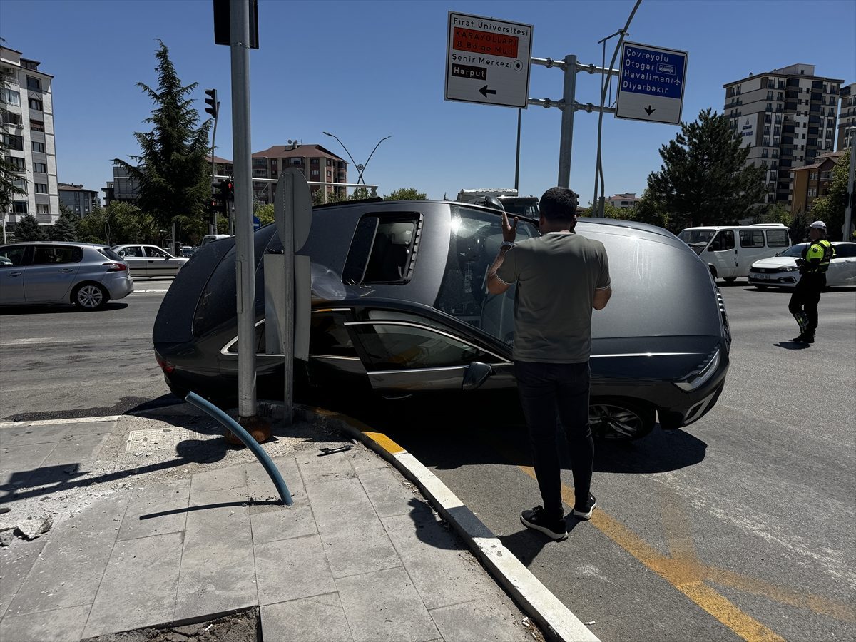 Elazığ’da iki otomobilin çarpıştığı kazada 5 kişi yaralandı