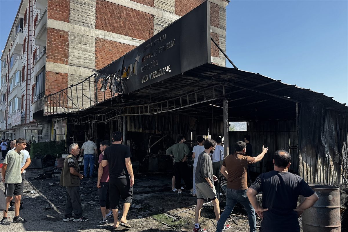 Elazığ’da iş yerinde çıkan yangında 4 kişi dumandan etkilendi