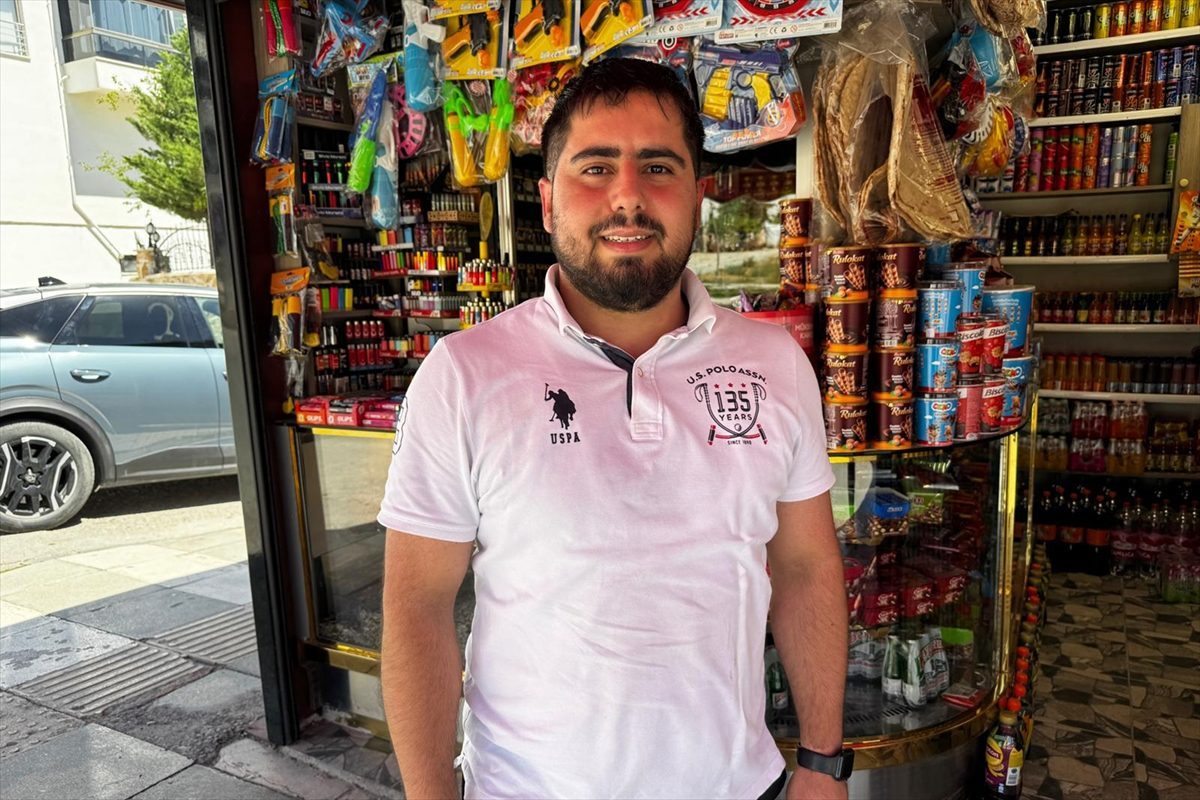 Elazığ’da kapalı büfeden aldıkları suyun parasını bırakan çocuklar kamerada