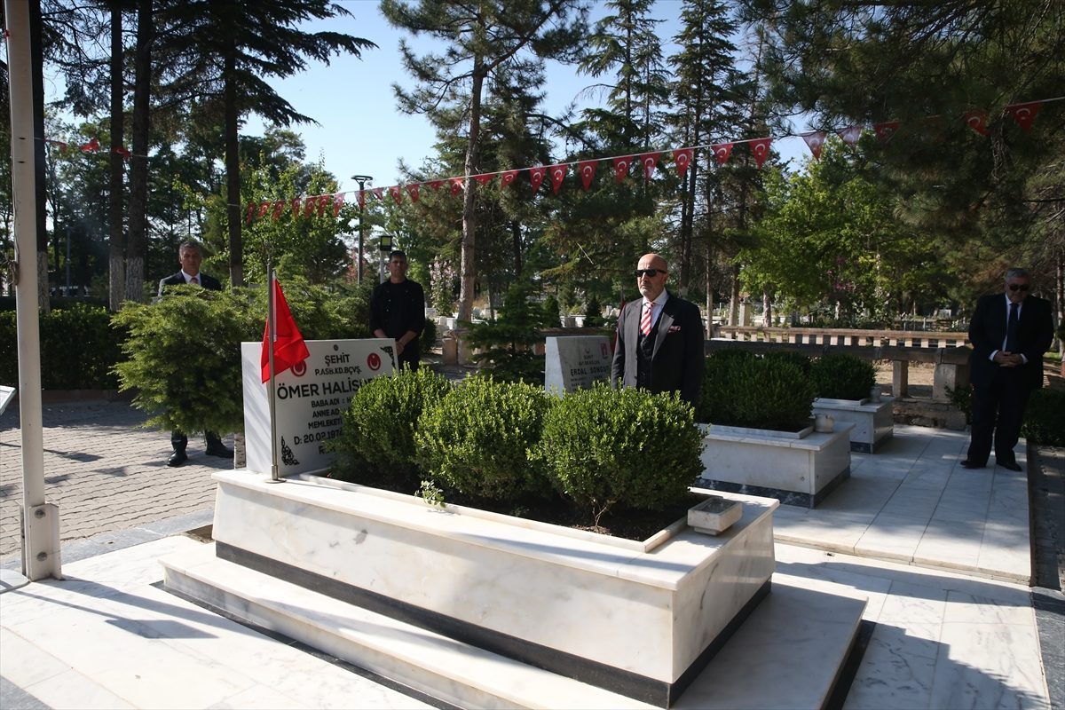 Emekli Korgeneral Zekai Aksakallı, şehit Ömer Halisdemir’in mezarını ziyaret etti: