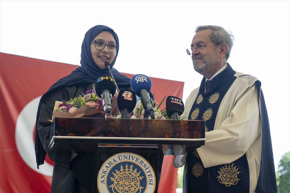 Enkazdan 248’inci saatte kurtarılan Aleyna, üniversiteden mezun oldu