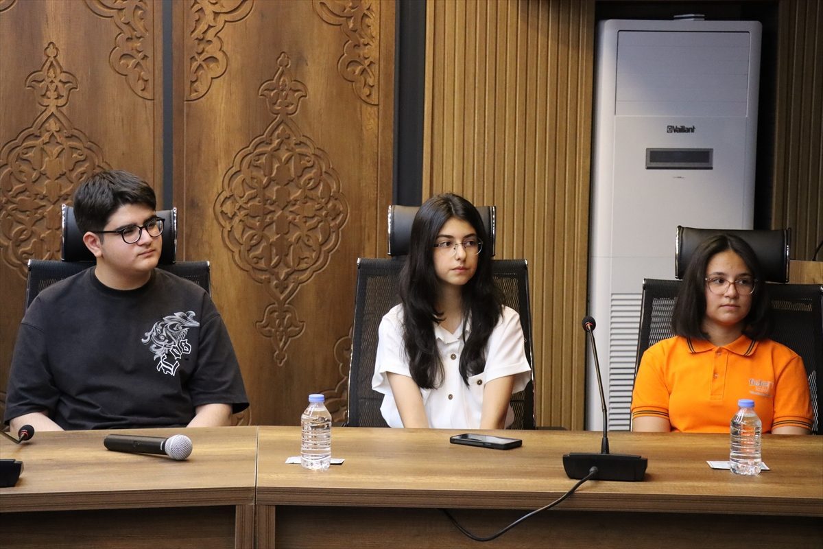 Erzincan Valisi Aydoğdu, LGS’den tam puan alan 3 öğrenciyi ödüllendirdi