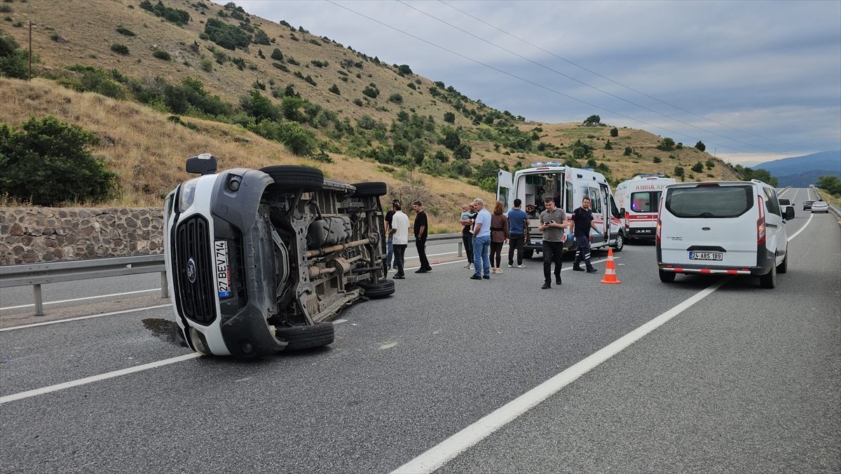 Erzincan’da devrilen minibüsteki 16 kişi yaralandı