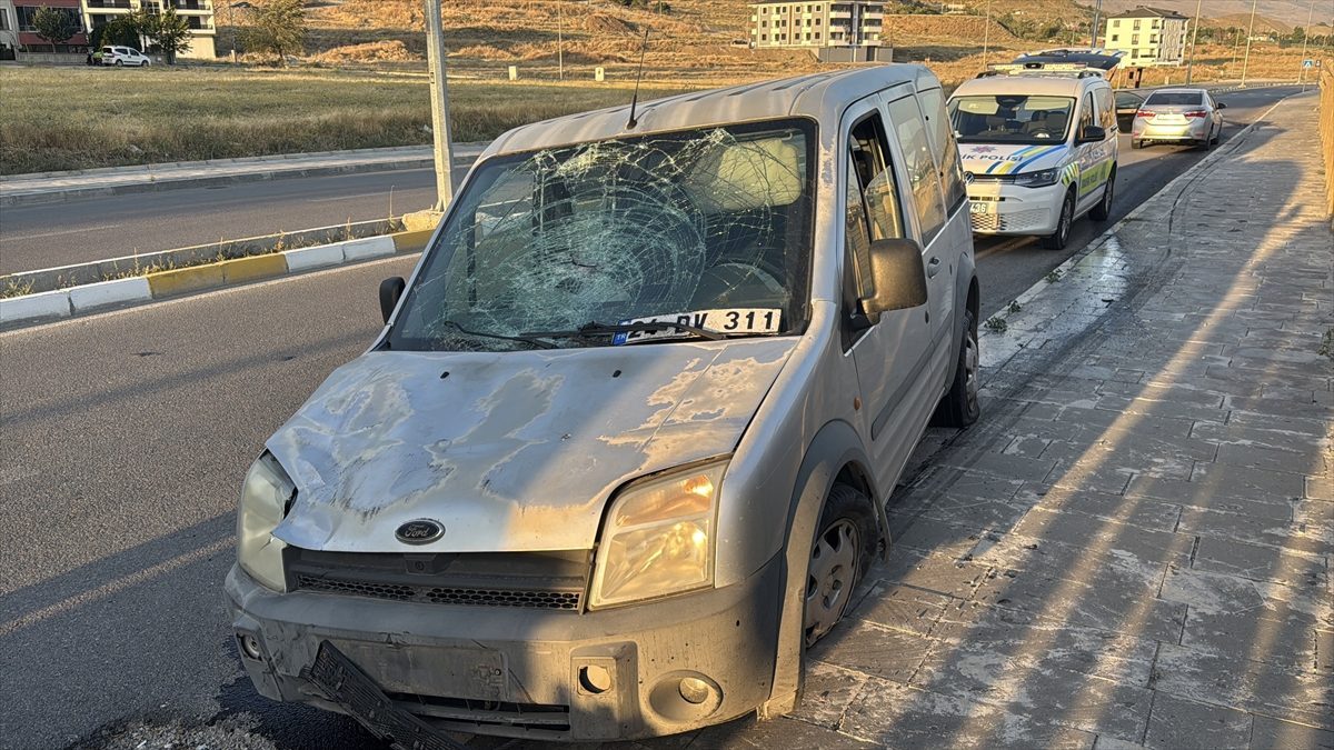 Erzincan’da hafif ticari araçla bisikletin çarpıştığı kazada biri ağır 2 kişi yaralandı