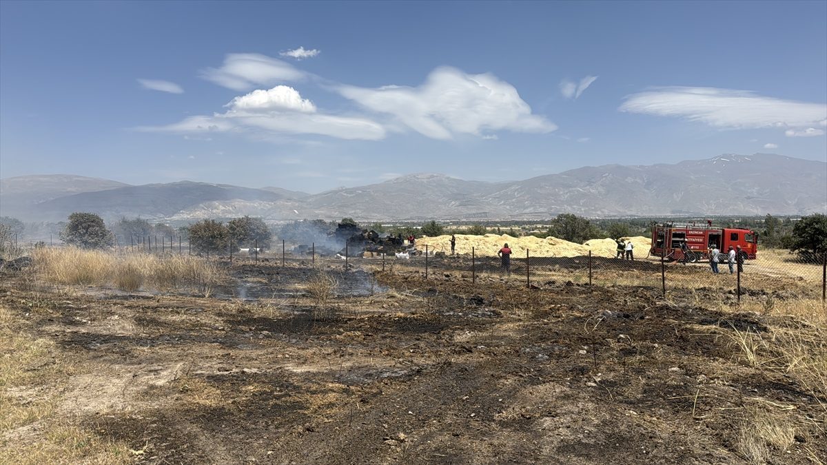 Erzincan’da saman balyalarında çıkan yangın kontrol altına alındı