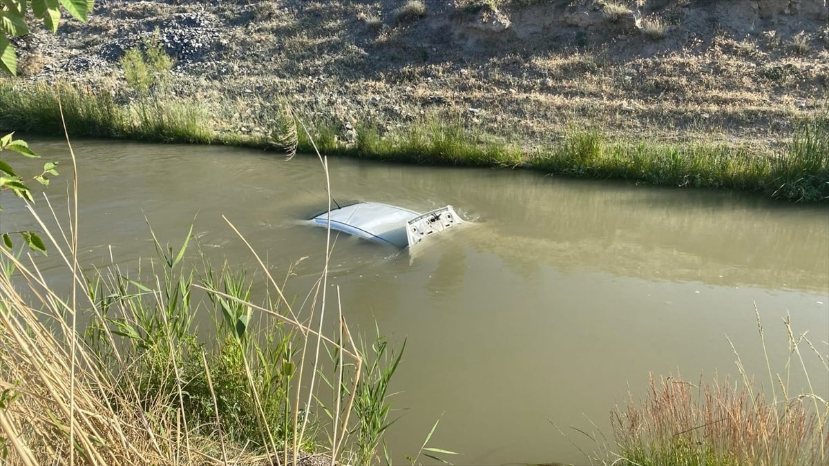 Erzincan’da sulama kanalına düşen otomobilin sürücüsü kurtarıldı