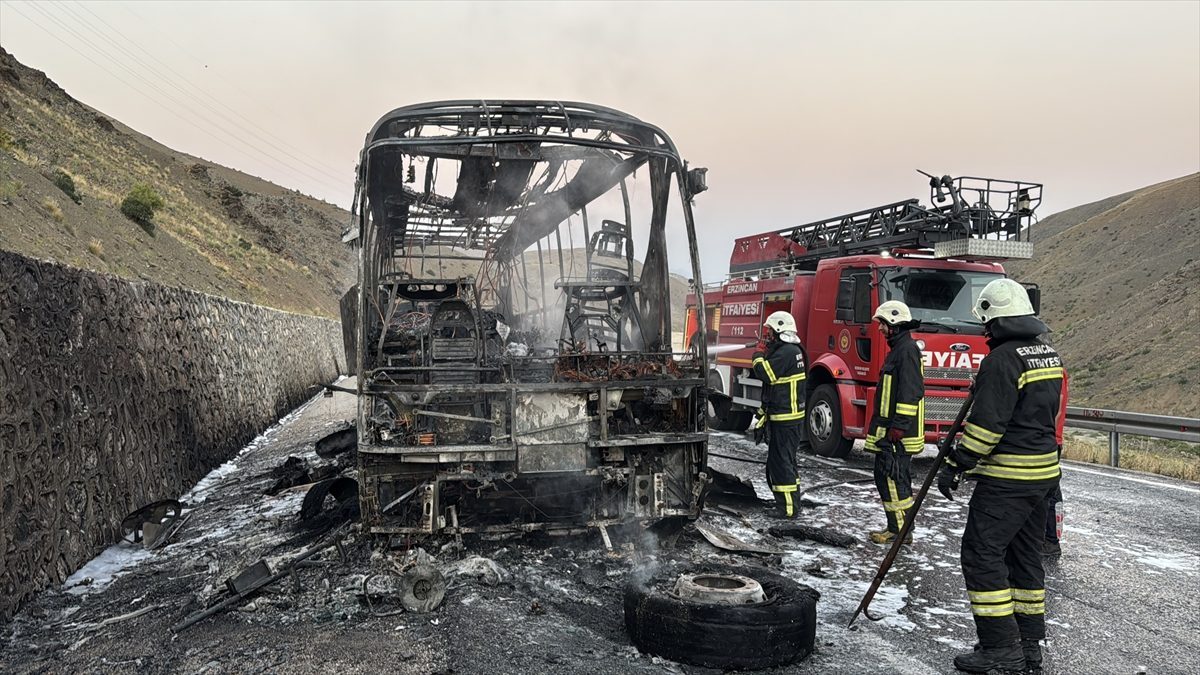Erzincan’da yolcu otobüsü yangında kullanılamaz hale geldi