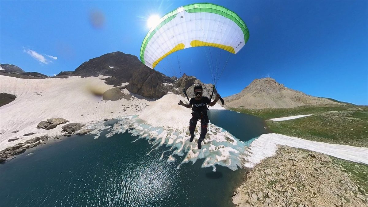 Erzincan’daki buzul gölünün üzerinde kayak ve yamaç paraşütü gösterisi yapıldı
