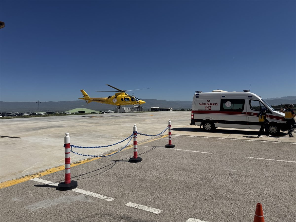 Erzurum’da boğa saldırısında yaralanan genç ambulans helikopterle hastaneye kaldırıldı
