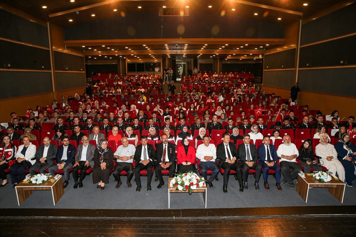 Erzurum’da devlet korumasındaki çocuklar, “15 Temmuz Destanı”nı tiyatroda sergiledi