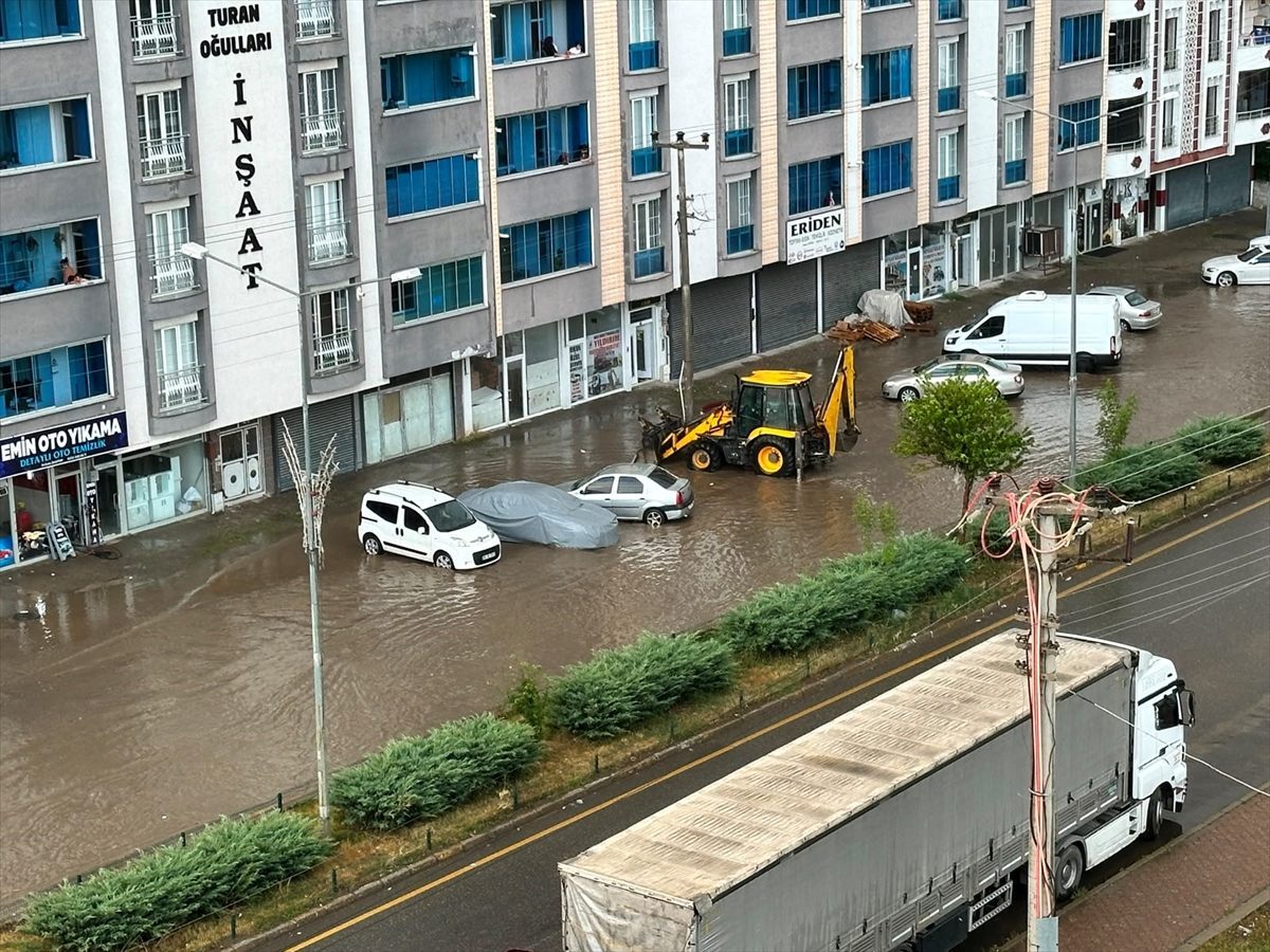 Erzurum’da etkili olan sağanak yüzünden sürücüler yolda ilerlemekte güçlük çekti