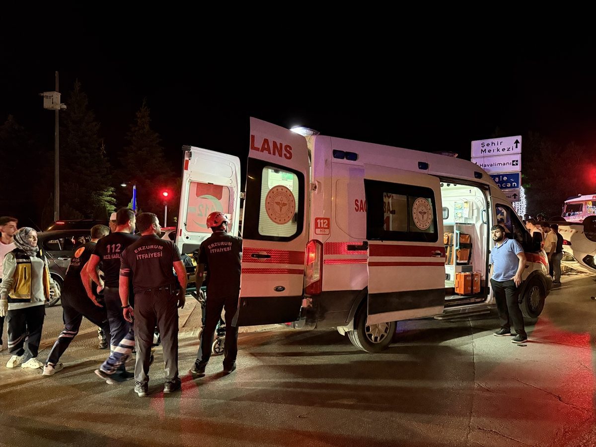 Erzurum’da otomobilin takla attığı kazada biri ağır 3 kişi yaralandı