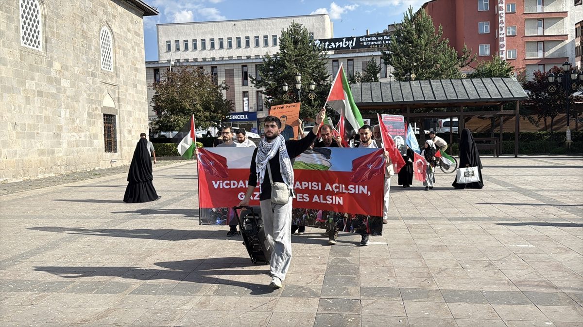 Erzurum’da sağlıkçılar Gazze için sessiz yürüyüşlerini 140. haftada sürdürdü