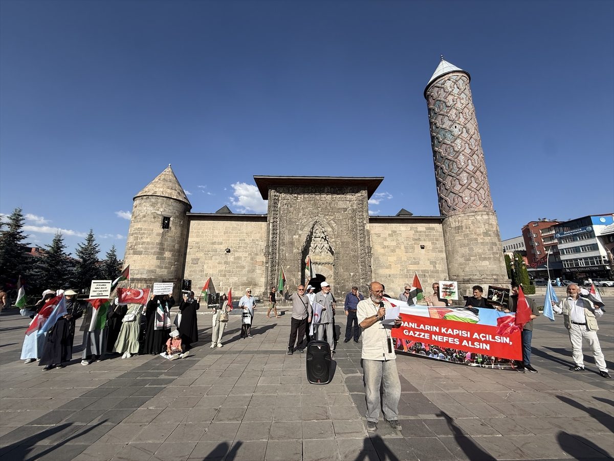 Erzurum’da sağlıkçılar Gazze için sessiz yürüyüşlerini 141’inci haftada sürdürdü