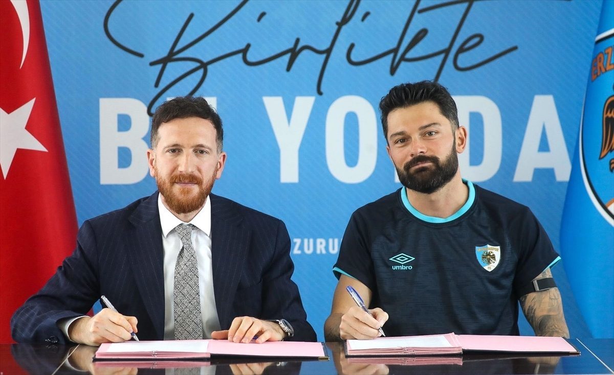 Erzurumspor FK, teknik direktör Serkan Özbalta ve 5 futbolcuyla sözleşme yeniledi