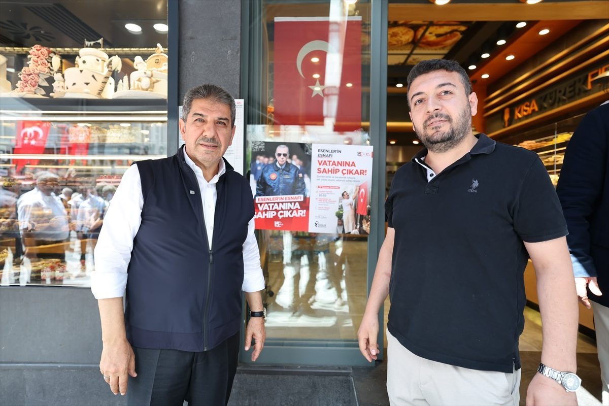 Esenler’de 15 Temmuz etkinlikleri kapsamında esnafa bayrak dağıtıldı