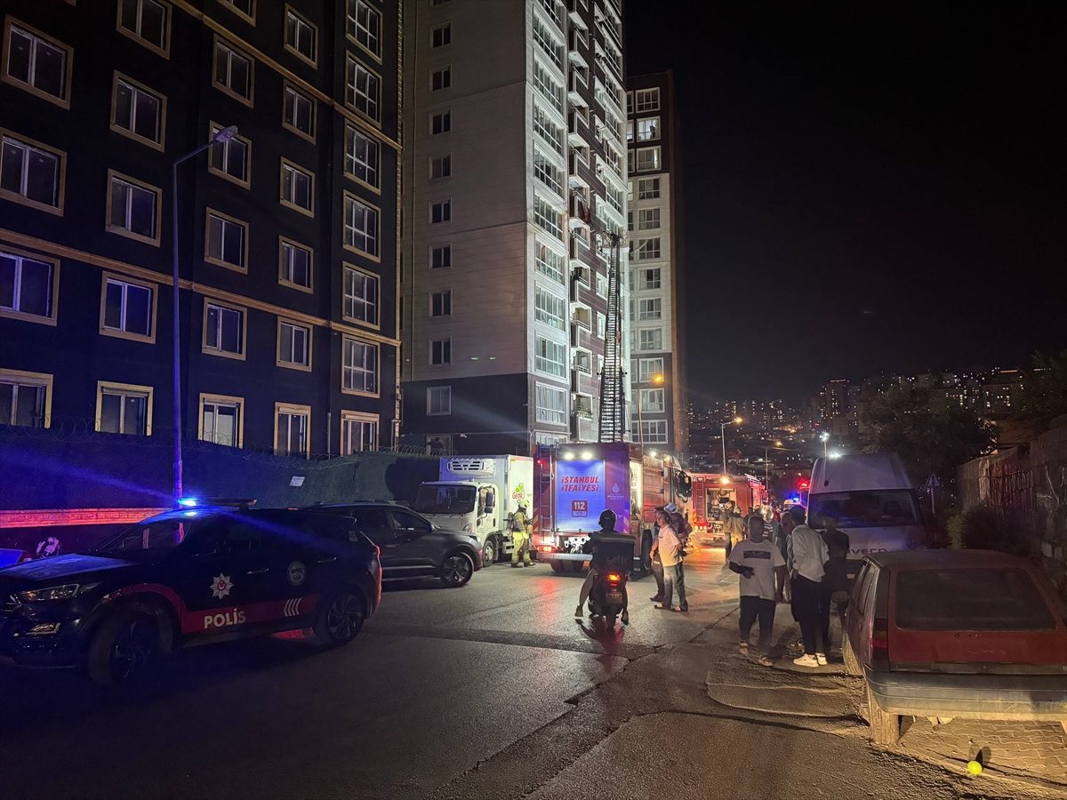 Esenyurt’ta 14 katlı binada çıkan yangın söndürüldü