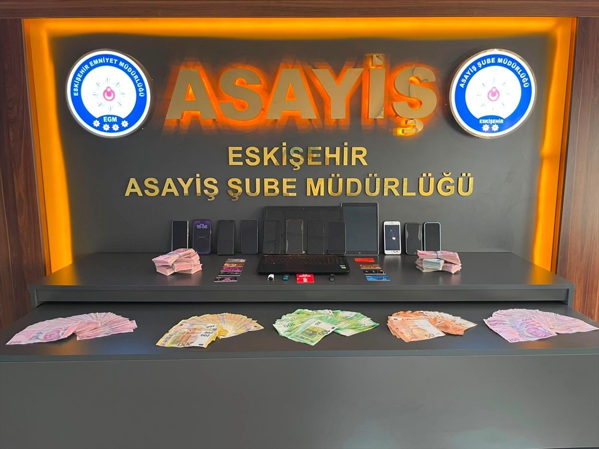 Eskişehir merkezli dolandırıcılık operasyonunda 12 zanlı yakalandı