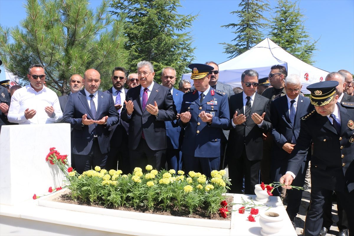 Eskişehir’de 15 Temmuz şehidi polis Fatih Dalgıç kabri başında anıldı