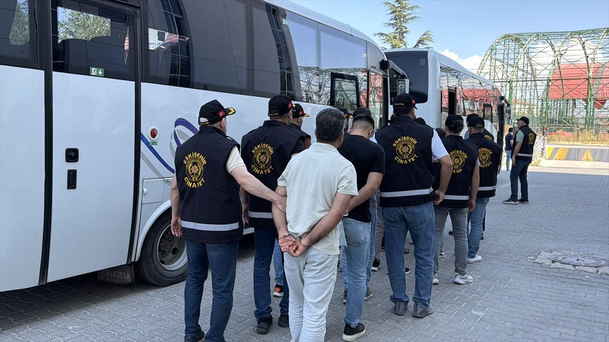 Eskişehir’de 1’i polis 11 kişinin yaralandığı kavgaya ilişkin yakalanan 18 zanlı adliyede