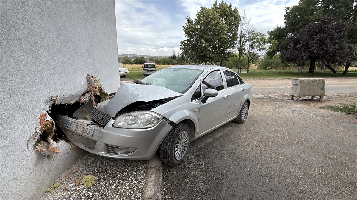 Eskişehir’de apartmanın duvarına çarpan otomobildeki 3 kişi yaralandı