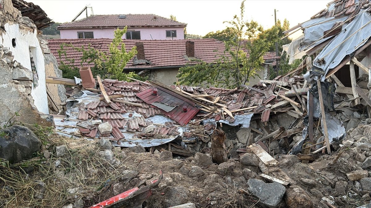Eskişehir’de evin duvarına çarpan itfaiye aracındaki 3 kişi yaralandı