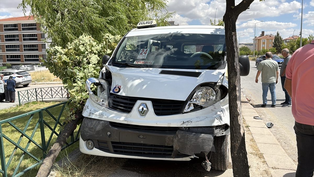 Eskişehir’de minibüsle otomobilin çarpıştığı kazada 8 kişi yaralandı