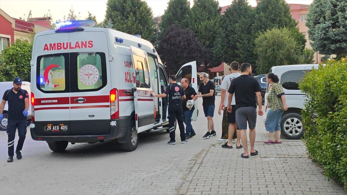 Eskişehir’de oğlu tarafından bıçaklanan baba yaralandı
