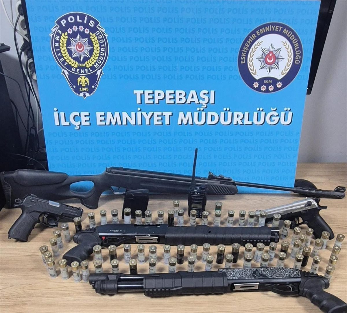 Eskişehir’de sosyal medyada silah teşhiri yaptıkları iddiasıyla 2 zanlı yakalandı