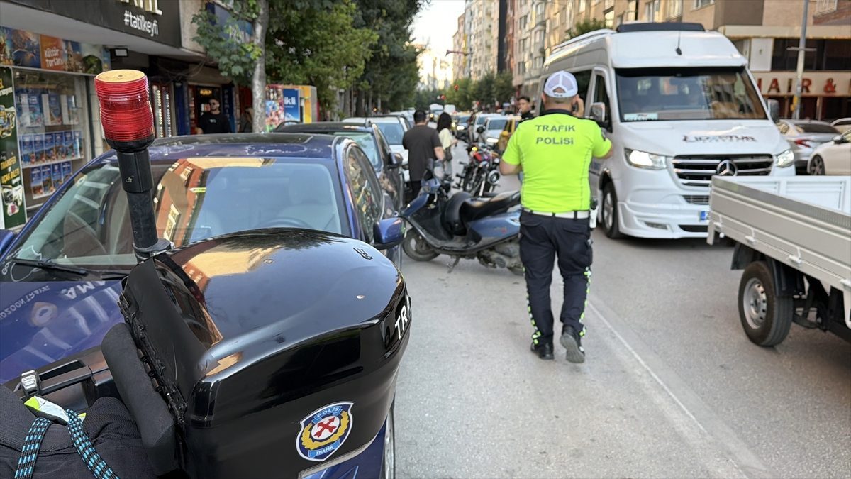 Eskişehir’de trafik kazasında 1’i polis 2 kişi yaralandı