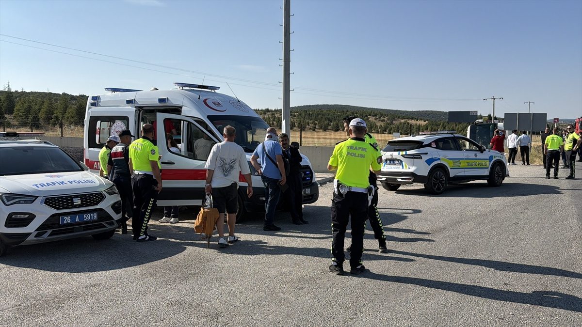 Eskişehir’de yolcu otobüsü şarampole devrildi