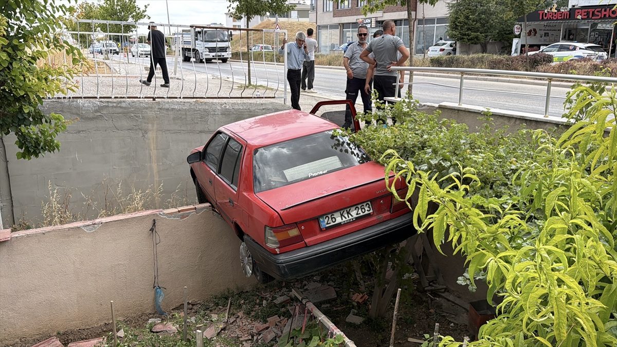 Eskişehir’de zeytinyağı dökülen yolda 2 otomobil hasarlı kaza yaptı